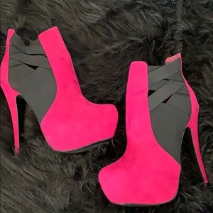 Brand new Fuchsia booties! Perfect for fall!